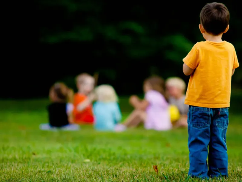 دلیل اعتماد به نفس پایین کودک چیست و چگونه می‌توان آن را درمان کرد